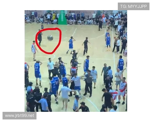 竞技前锋巴尔博亚吐口水引发激烈冲突 双方球员爆发严重冲突场面